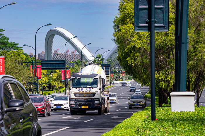 1.“北投大正”混凝土攪拌車行駛在五象新區(qū)主干道.jpg