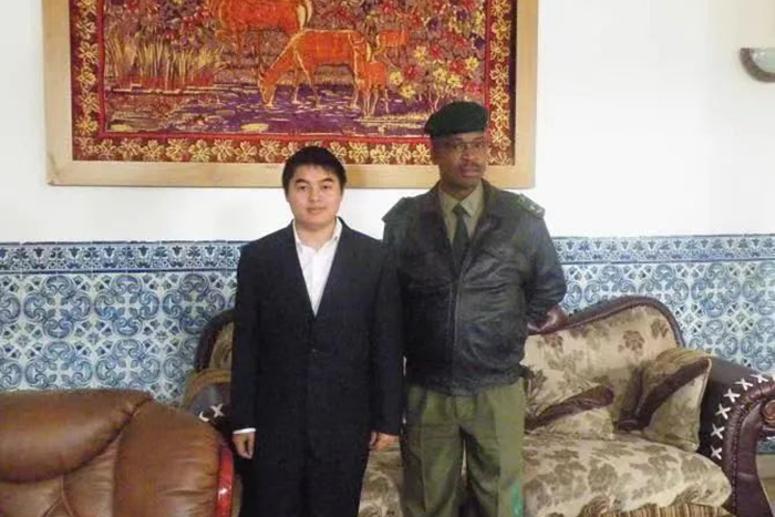 2.楊程在安哥拉一國(guó)防部將軍家中.jpg